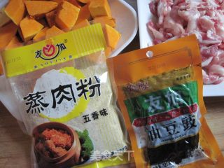 粉蒸肉的做法步骤：1