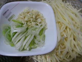 清炒土豆丝的做法步骤：1