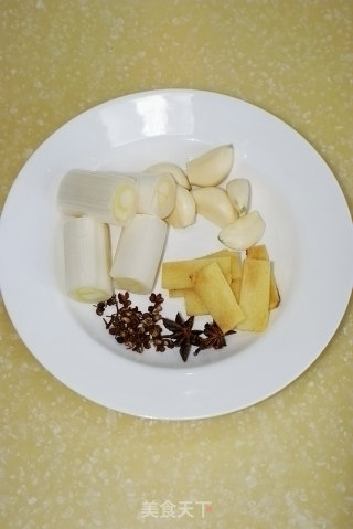 红红火火、年年有“鱼”之新年第一餐---[蒜蓉辣酱烧偏口鱼]的做法步骤：2