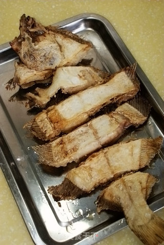 红红火火、年年有“鱼”之新年第一餐---[蒜蓉辣酱烧偏口鱼]的做法步骤：8