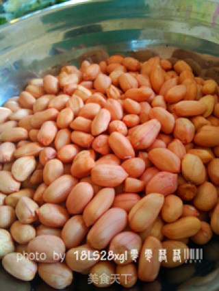 自制美味零食：麻辣花生的做法步骤：1