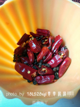 自制美味零食：麻辣花生的做法步骤：3