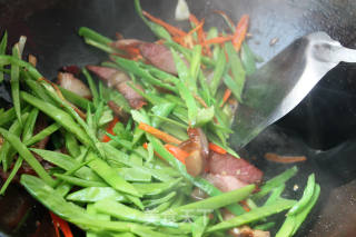 荷兰豆炒腊肉的做法步骤：6