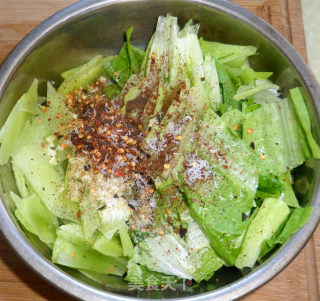 糊辣壳生炝莴笋的做法步骤：5
