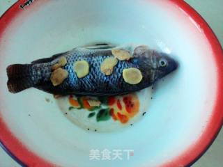 酸笋烧罗非鱼的做法步骤：1