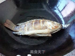 酸笋烧罗非鱼的做法步骤：3