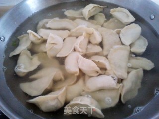 好活不如倒着，好吃不如饺子 ----- DIY萝卜香芹饺的做法步骤：9