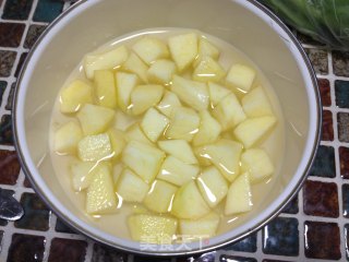 苹果鸡块的做法步骤：2