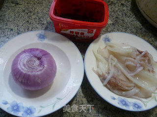 洋葱炒鱿鱼的做法步骤：1