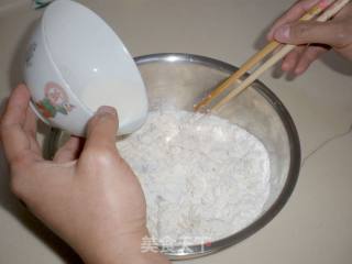 黑椒鸡丁什锦披萨（包括面饼、披萨酱超详细的图文制作过程）的做法步骤：2