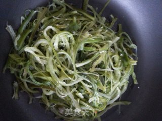 苏籽粉炒海带梗的做法步骤：3
