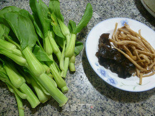 黑木耳黄花菜炒菜心的做法步骤：1