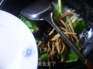 黑木耳黄花菜炒菜心的做法步骤：4