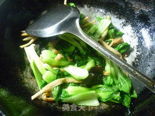 黑木耳黄花菜炒菜心的做法步骤：5