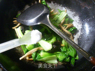 黑木耳黄花菜炒菜心的做法步骤：6