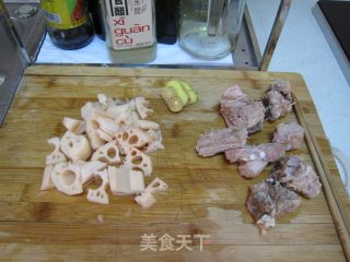 莲藕排骨汤的做法步骤：1