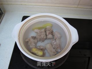 莲藕排骨汤的做法步骤：3