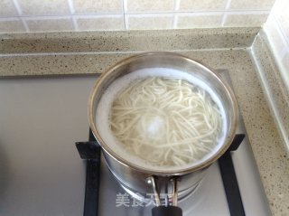 西红柿鸡蛋面（营养美味快手餐）的做法步骤：2