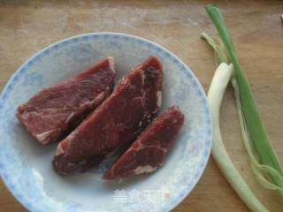 葱爆羊肉的做法步骤：1