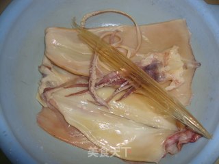 鱿鱼红烧肉的做法步骤：1