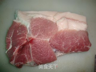 鱿鱼红烧肉的做法步骤：2