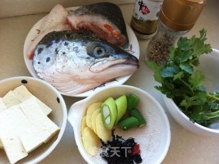 石锅清汤三文鱼头的做法步骤：2