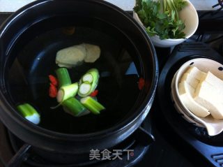石锅清汤三文鱼头的做法步骤：3
