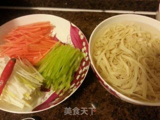 简单素菜--【五彩葱油豆皮】的做法步骤：2