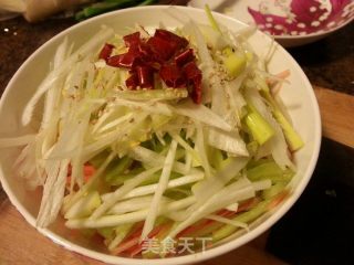简单素菜--【五彩葱油豆皮】的做法步骤：4