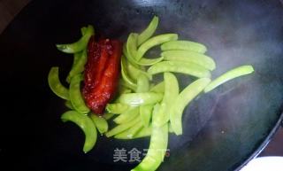 荷兰豆炒腊肉的做法步骤：1