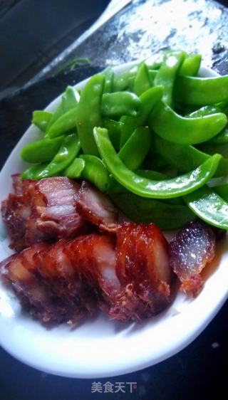 荷兰豆炒腊肉的做法步骤：2