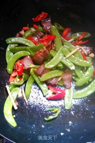 荷兰豆炒腊肉的做法步骤：6