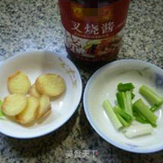 叉烧中翅的做法步骤：2