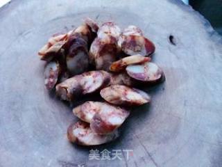 腊肠炒手撕包菜的做法步骤：1