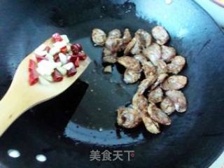 腊肠炒手撕包菜的做法步骤：5