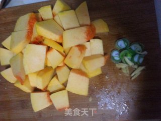 排骨炖南瓜的做法步骤：1