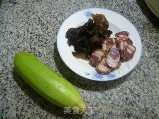 腊肉黑木耳炒西葫芦的做法步骤：1