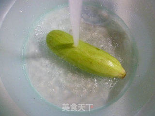 腊肉黑木耳炒西葫芦的做法步骤：2