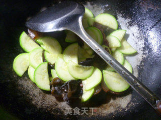 腊肉黑木耳炒西葫芦的做法步骤：10