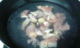 小鸡炖蘑菇的做法步骤：2