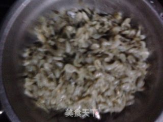 煎溪虾仔的做法步骤：2