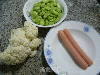 火腿肠蚕豆炒花菜的做法步骤：1