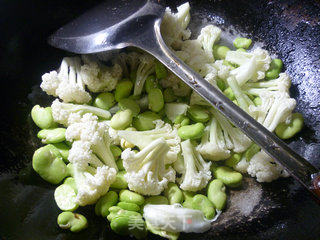 火腿肠蚕豆炒花菜的做法步骤：5