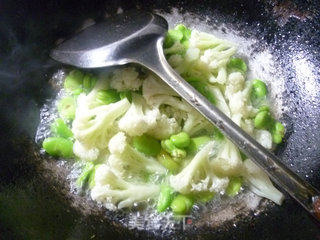 火腿肠蚕豆炒花菜的做法步骤：7