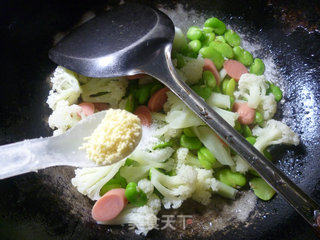火腿肠蚕豆炒花菜的做法步骤：10