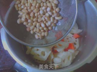 猪骨头花生莲藕汤的做法步骤：3
