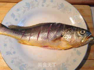 清蒸黄鱼的做法步骤：1