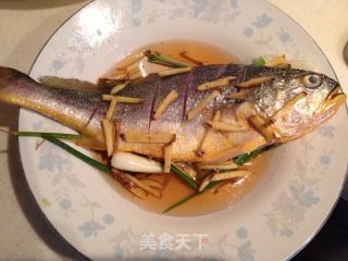 清蒸黄鱼的做法步骤：2