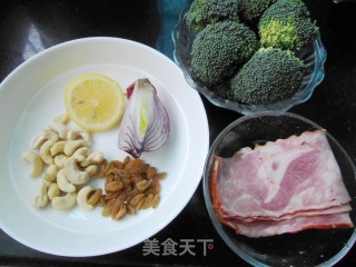 西兰花腰果沙拉的做法步骤：1