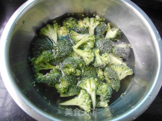 西兰花腰果沙拉的做法步骤：2